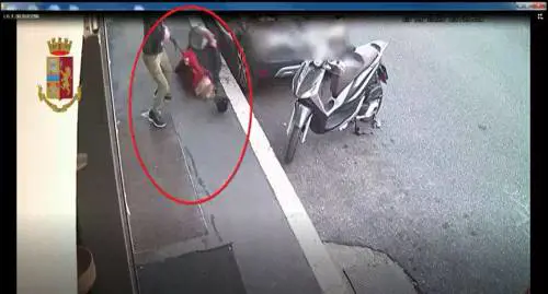 Un fermo immagine del video dell'aggressione