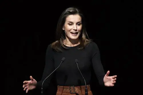 La Regina Letizia: relatrice al forum contro il cancro nella città di Madrid 