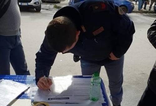 Poliziotto in divisa firma per Salvini e finisce nei guai. La Questura apre un'indagine