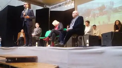 Di Maio nel suo liceo: contestato da studenti e lavoratori