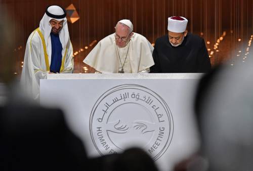 Il Papa tende la mano all'islam: "Costruiamo insieme l'avvenire"
