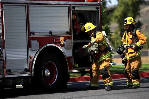 La sua auto va in fiamme e non c'è traccia delle figlie: è giallo