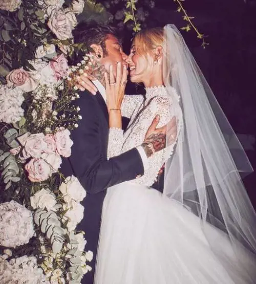 "Sono cinque mesi che siamo sposati". Ma Fedez sbaglia e la Ferragni lo inchioda: "Rinco"