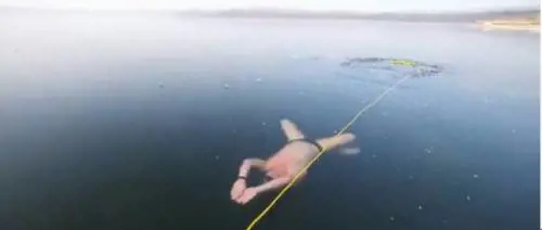 In apnea sotto al lago ghiacciato, l'impresa di Petr Kapoun