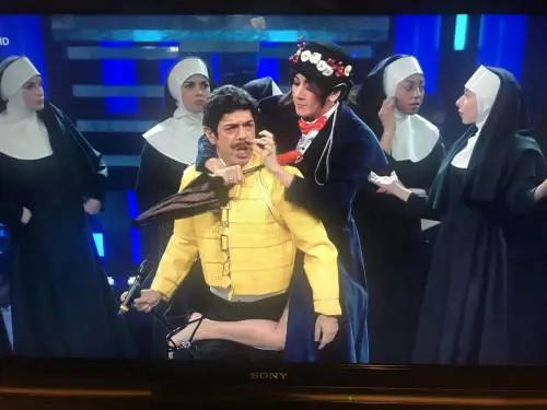 La battuta della Raffaele a Favino sulle suore