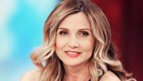 A Sanremo viene ricordato Frizzi. Ma la Cuccarini sbotta sui social