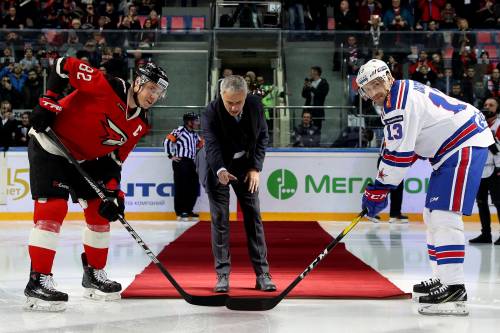 Mourinho apre la partita di hockey e scivola sulla pista