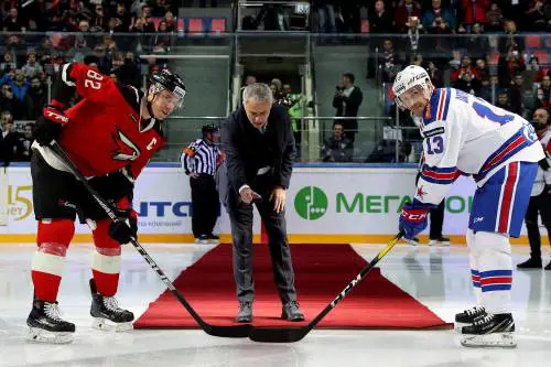 Mourinho apre la partita di hockey e scivola sulla pista