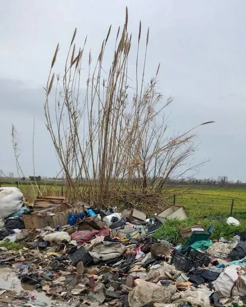 I rifiuti invadono l'entroterra e il mare tra Napoli e Caserta