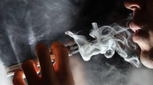 Torino, produceva marijuana liquida da fumare con la sigaretta elettronica: arrestato il pusher "chimico"