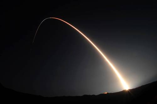 Sale la tensione tra Usa e Russia: testati missili in contemporanea