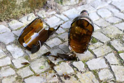 Lite fra indiani: tenta di sgozzarlo con una bottiglia rotta