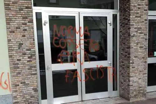 Foibe, proietta "Red Land" e gli anarchici gli danneggiano il cinema
