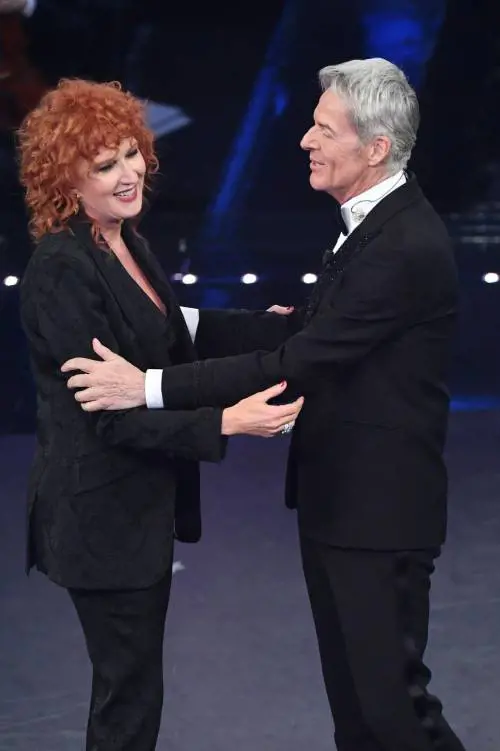 Sanremo, la seconda serata: Mengoni e Mannoia incantano. Ciclone Hunziker, torna Baudo