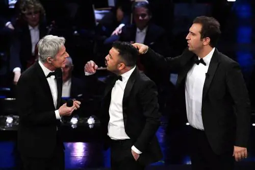 Sanremo, Pio e Amedeo all'ex di Baglioni: "Ormai ha la pancera". E lei si mostra nuda