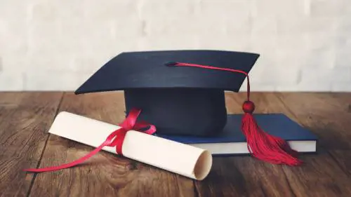 Taranto, giovane ammalato di cancro si laurea prima di morire