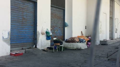 Napoli, nel parco della Marinella: tra rifiuti, tossicodipendenti e disperati