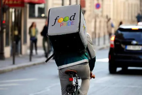 Ai poveri il cibo invenduto. Ecco i fattorini Robin Hood