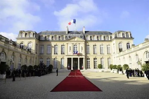 "Stuprata da un superiore": bufera sull'Eliseo di Macron