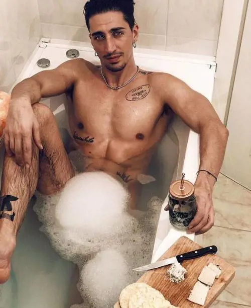 Il ballerino di Amici si mostra nudo nella vasca. Ma un'ombra (birichina) lo tradisce