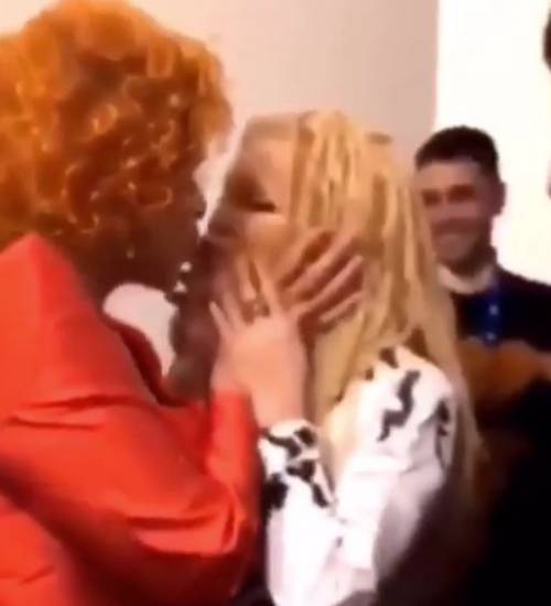 Sanremo, dopo lo sketch sul palco, la Vanoni e la Pravo si baciano dietro le quinte