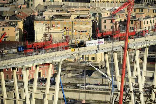 Demolito il ponte, la ricostruzione tarda