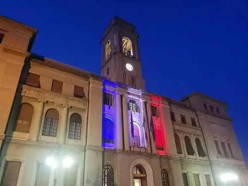Il tricolore francese sul Comune: coppia la polemica a Imperia