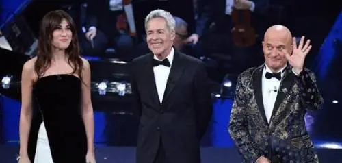 Sanremo, Bisio pronuncia una frase vietata: "Si può dire che è una bella canzone?"