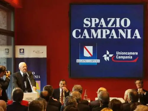 Asse Milano-Campania su aperture domenicali, "paletti" all'autonomia