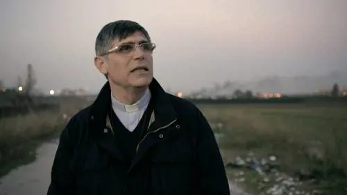 Bomba carta davanti alla chiesa di don Patriciello. Ma il sacerdote anticamorra non si arrende