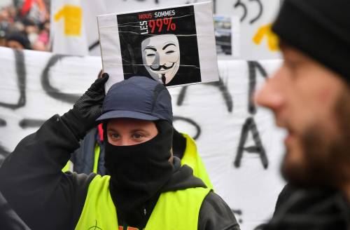 Gilet gialli, a Parigi manifestante perde una mano per un lacrimogeno 