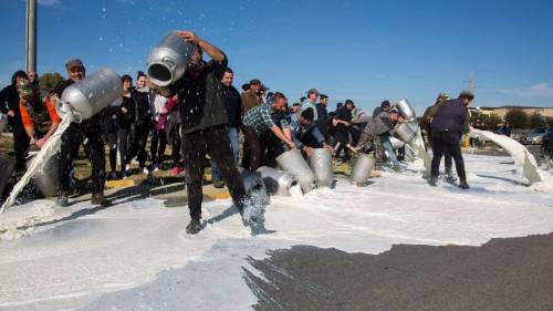 Protesta per il latte, pastori "bloccano" ​la squadra del Cagliari