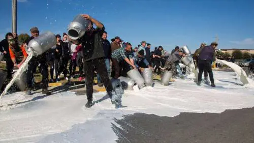Protesta del latte, un altro assalto nel Sassarese, incendiata una cisterna