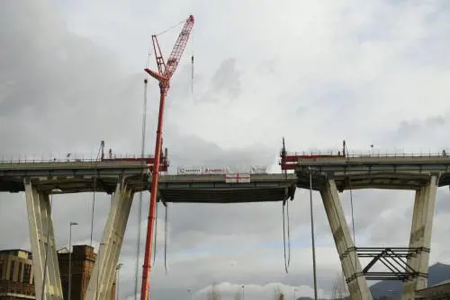 Ponte Morandi, dopo dieci ore la trave tampone ha toccato il suolo