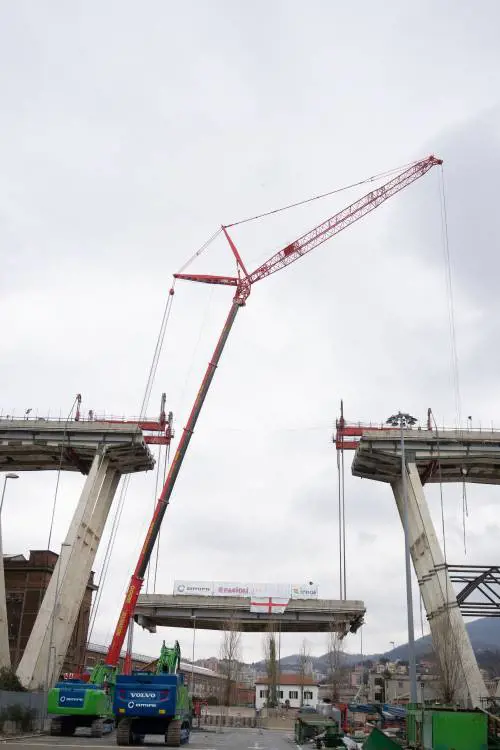 Ponte Morandi, le immagini della demolizione della trave tampone