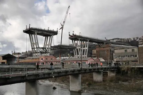 Addio al ponte Morandi. La demolizione si fa show