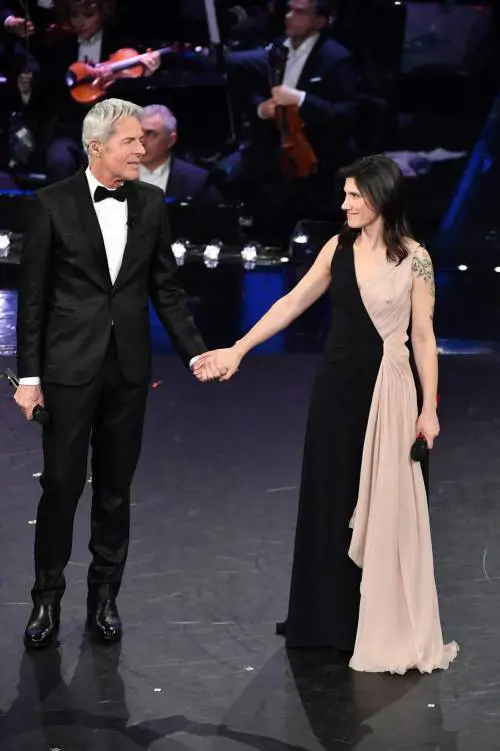 Elisa commuove l’Ariston con l’omaggio a Tenco