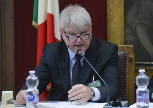 Nel mirino c'è il banchiere Signorini: osò criticare il sussidio e "quota 100"