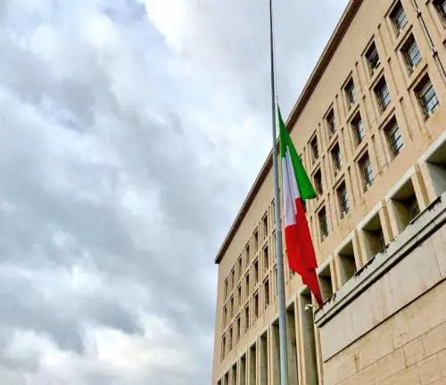 Foibe, bandiera a mezz'asta alla Farnesina in ricordo delle vittime