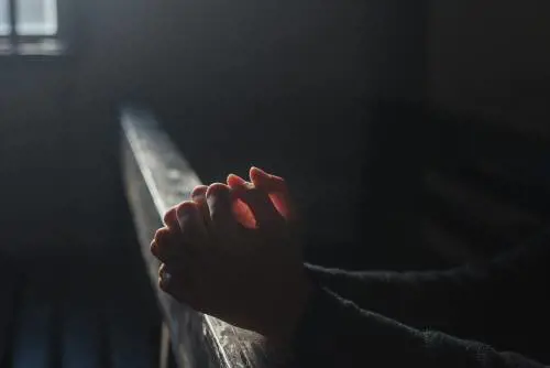 Parroco si innamora e decide di lasciare il sacerdozio