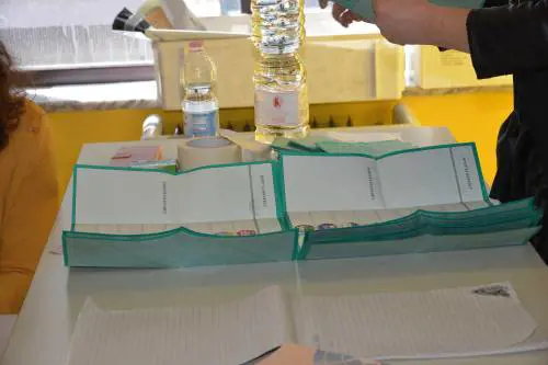 Abruzzo, l'affluenza cresce e sfiora il 44%. Corsa all'ultimo voto