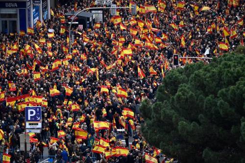 In Spagna le destre si uniscono. Un fiume di gente contro Sanchez