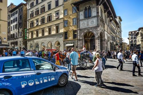 Salerno, minaccia i passanti con una bottiglia: preso