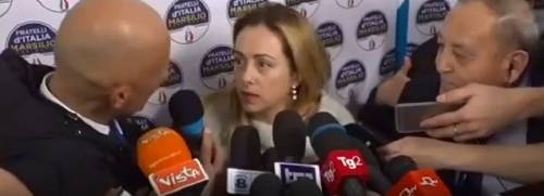Il cronista la interrompe. Ira di Giorgia Meloni: "Così non si fa, santa..."