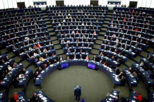 Europee, i sondaggi premiano il Ppe. Boom dei sovranisti: 153 seggi