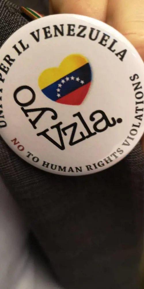 Deputati FdI in Aula con la spilla per il Venezuela