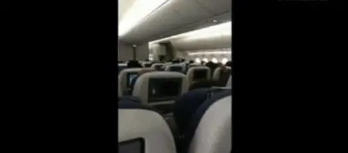 Londra, l'aereo non riesce ad atterrare per una tempesta e le forti raffiche di vento