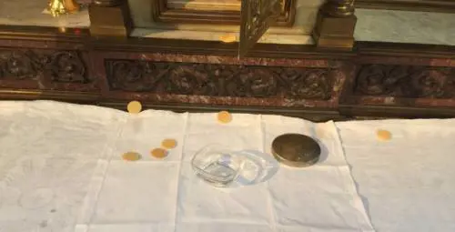 "Lascio le offerte di carità, ma solo per gli italiani". E il parroco: "Allora riprenditele..."