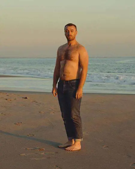 Sam Smith si mostra a petto nudo: "Basta complessi inutili!"