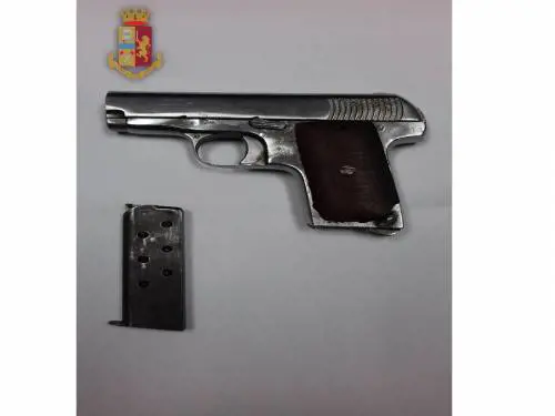 Con la pistola nel reggiseno, arrestata al posto di blocco